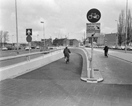 852518 Gezicht op de ingang van de fietstunnel onder het Westplein te Utrecht, uit het zuiden, met op de achtergrond de ...